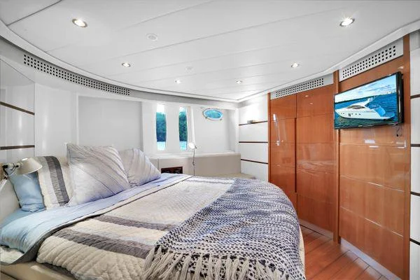 68ft Pershing Sky bathroom